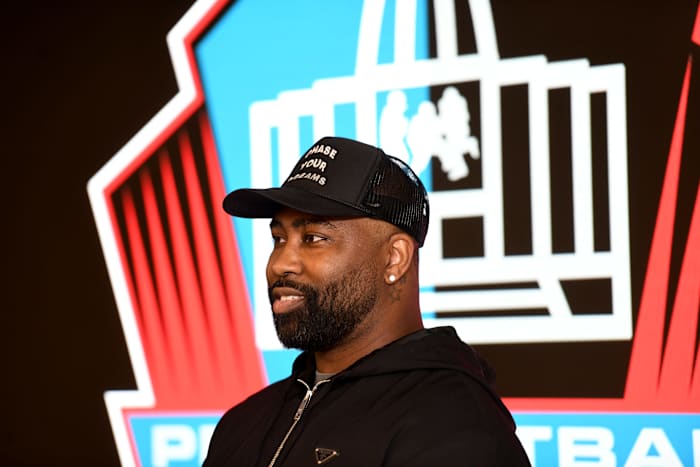 Darrelle Revis speaks in Canton
