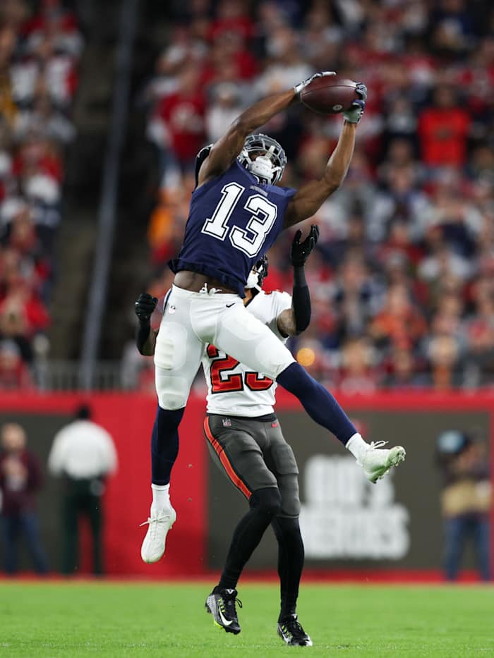 Michael Gallup jumps up to catch a pass against Tampa Bay Buccaneers cornerback Sean Murphy-Bunting