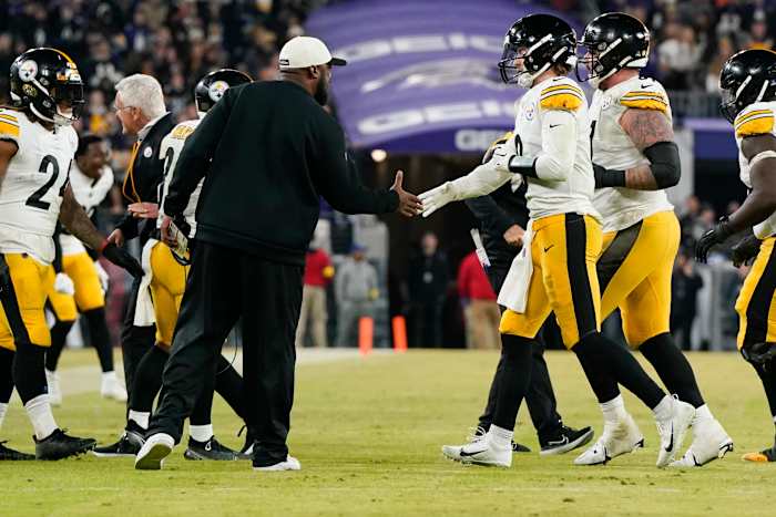 Steelers head coach Mike Tomlin and quarterback Kenny Pickett shake hands