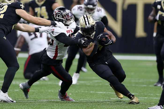 New Orleans Saints running back Mark Ingram (14) runs against Atlanta linebacker Deion Jones. Mandatory Credit: Chuck Cook-USA TODAY Sports