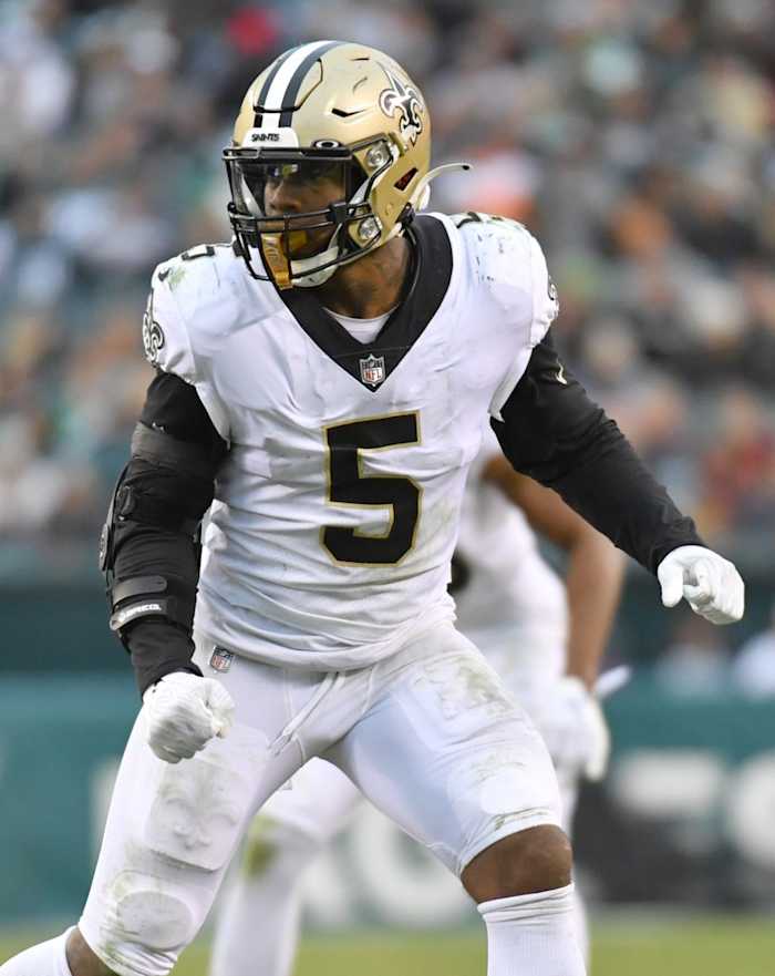 New Orleans Saints linebacker Kwon Alexander (5) against the Philadelphia Eagles. Mandatory Credit: Eric Hartline-USA TODAY Sports