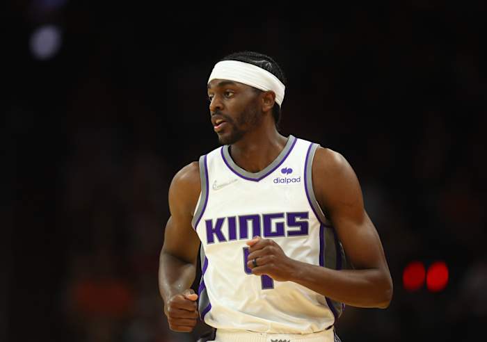 Mo Harkless jogs down the basketball court in Sacramento.