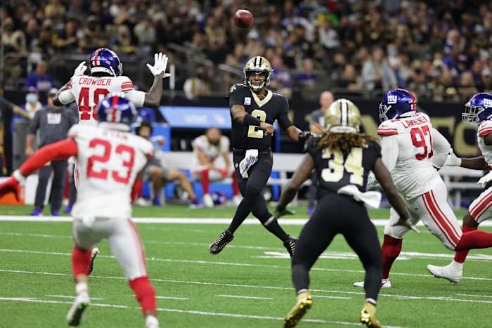 Saints quarterback Jameis Winston (2) passes the ball to running back Tony Jones Jr. (34) against the New York Giants. Mandatory Credit: Stephen Lew-USA TODAY Sports