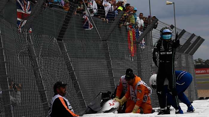 Zhou Guanyu, Alfa Romeo F1, and George Russell, Mercedes