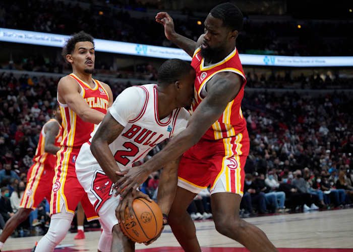 Atlanta Hawks Chaundee Dwaine Brown Jr. defends Chicago Bulls forward Javonte Green.