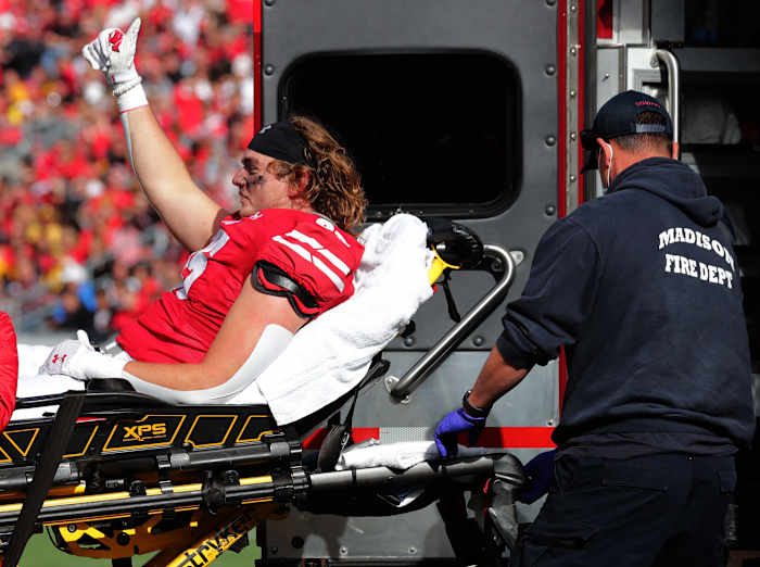Wisconsin tight end Clay Cundiff giving a thumbs up after an injury against Iowa (Credit: MARK HOFFMAN/MILWAUKEE JOURNAL SENTINEL / USA TODAY NETWORK)