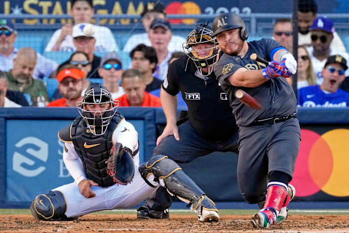 Alejandro Kirk breaks the bat.