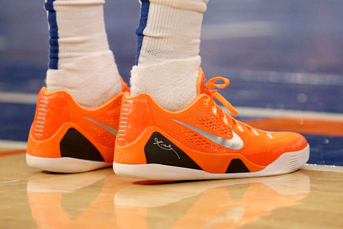 New York Knicks forward Julius Randle wears the Nike Kobe 9 against the Los Angeles Clippers on January 23, 2022.