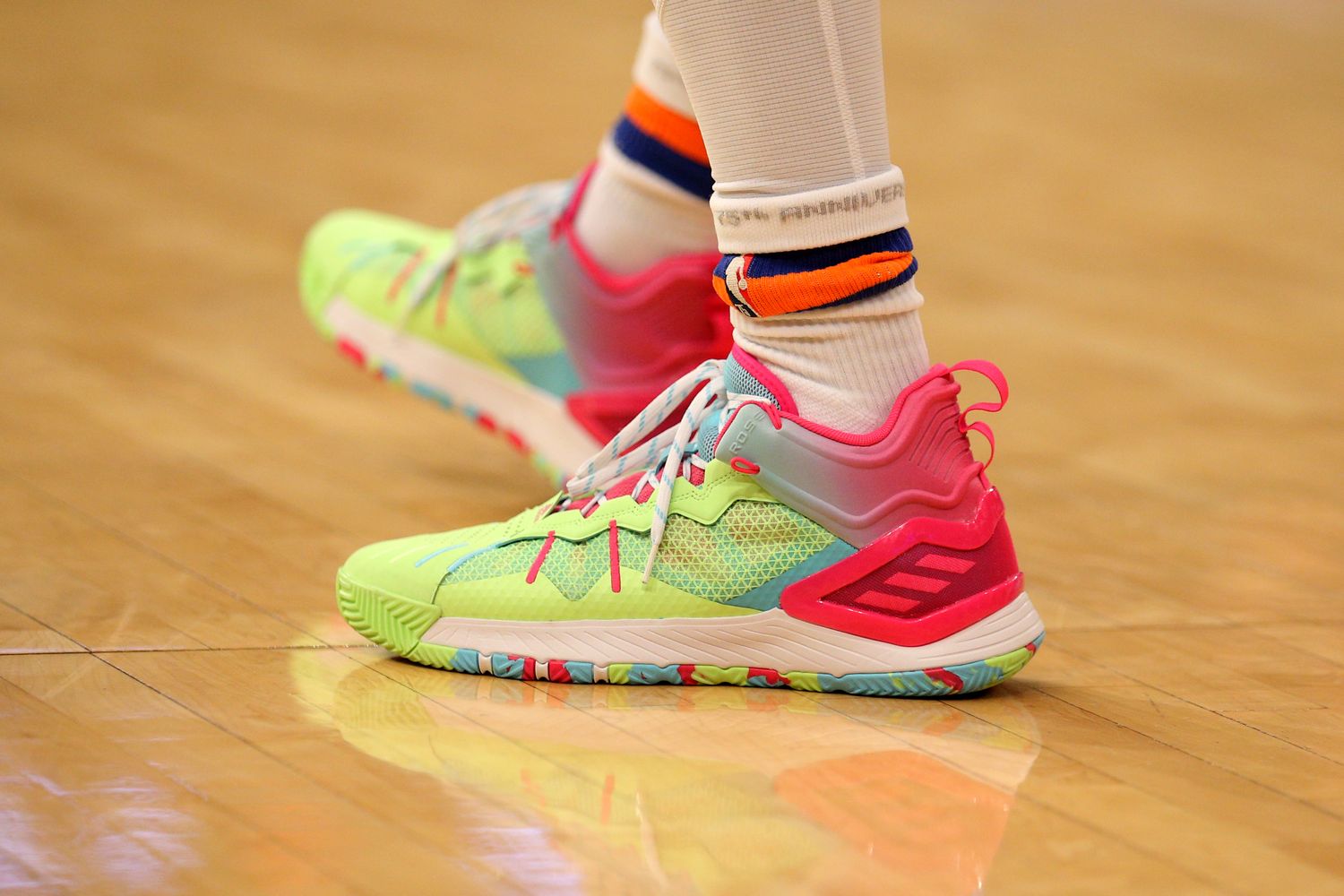 New York Knicks guard Derrick Rose wears the adidas D Rose Son of Chi 'Godspeed Signal Green Pink' sneakers against the Toronto Raptors on November 1, 2021.