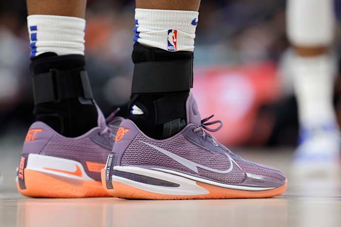 New York Knicks center Mitchell Robinson wears the Nike Air Zoom G.T. Cut 'Violet Crimson' sneakers against the Detroit Pistons on March 27, 2022.