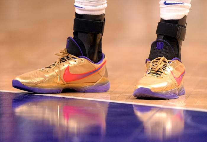 New York Knicks center forward Taj Gibson wears the Nike Kobe 5 Protro 'Undefeated Hall of Fame' sneakers against the Charlotte Hornets on November 12, 2021.