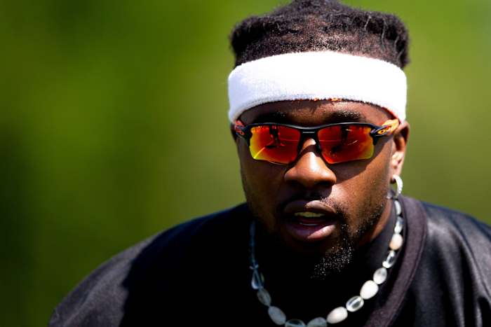 Cincinnati Bengals cornerback Chidobe Awuzie (22) shows Cincinnati Bengals strong safety Vonn Bell (24) a drill during Cincinnati Bengals spring practice in Cincinnati on Tuesday, May 24, 2022. Cincinnati Bengals Spring Camp