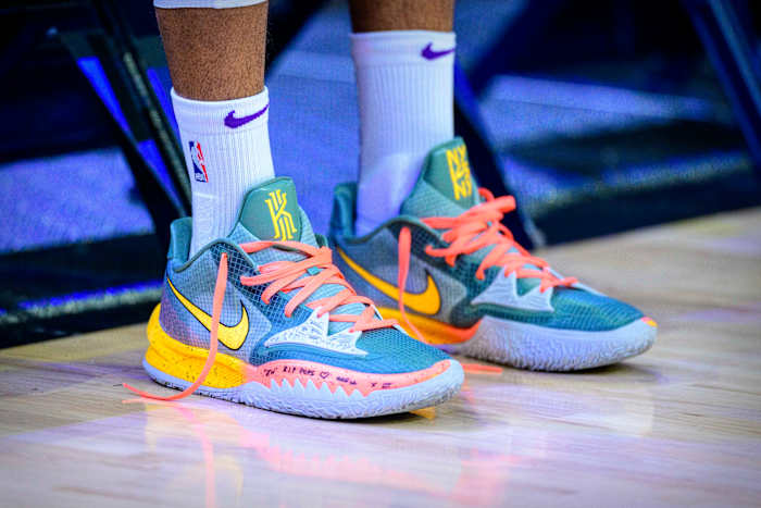 Los Angeles Lakers forward Wayne Ellington wears the Nike Kyrie 4 Low sneakers against the Memphis Grizzlies on December 29, 2021.