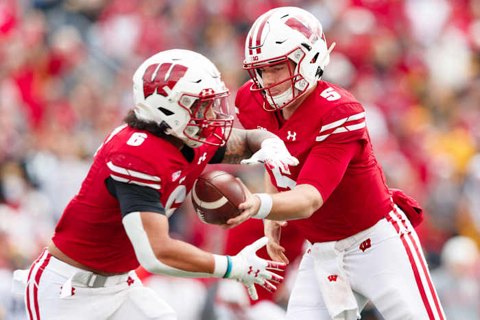 Wisconsin running back Chez Mellusi taking a carry from Graham Mertz (Credit: Jeff Hanisch-USA TODAY Sports)