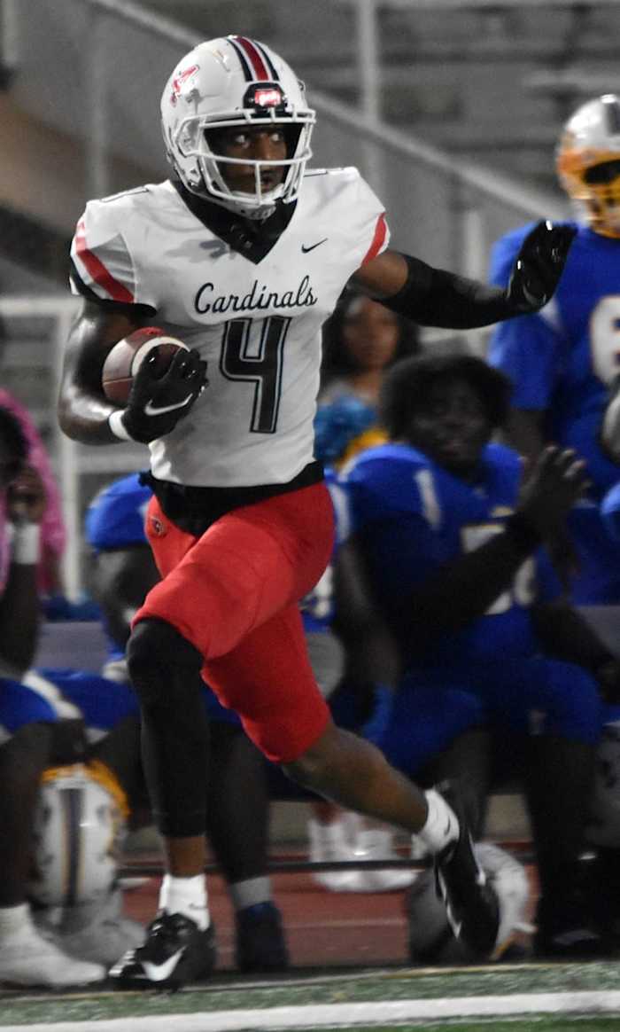 Cam Camper runs down the sideline after a reception for Trinity Valley Community College. (Photo courtesy of @JuCoFootballACE on Twitter)