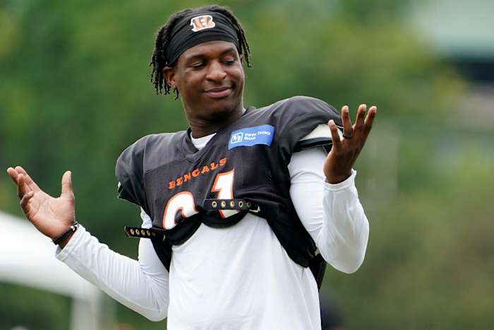 Cincinnati Bengals cornerback Mike Hilton (21) talks with teammates before stretch during Cincinnati Bengals training camp practice, Thursday, Aug. 4, 2022, at the Paul Brown Stadium practice fields in Cincinnati. Cincinnati Bengals Training Camp Aug 4 0589