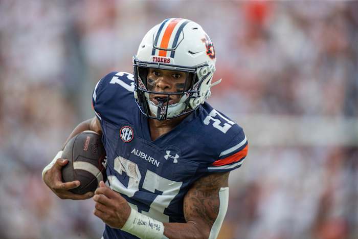 Jarquez Hunter with the carry against the Mercer Bears.
