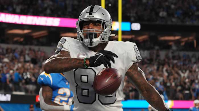 Raiders tight end Darren Waller celebrates after scoring a touchdown.