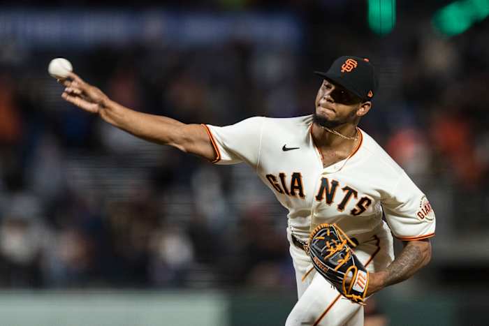 SF Giants closer Camilo Doval throws a pitch against the Cubs. (2022)