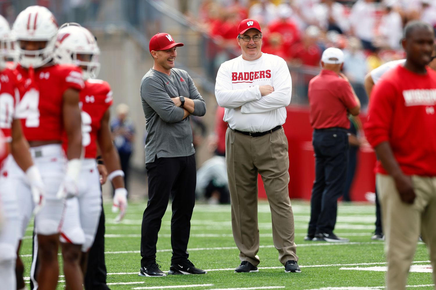 Wisconsin head coach Paul Chryst speaking with Washington State head coach Jake Dickert ahead of their contest on Saturday.