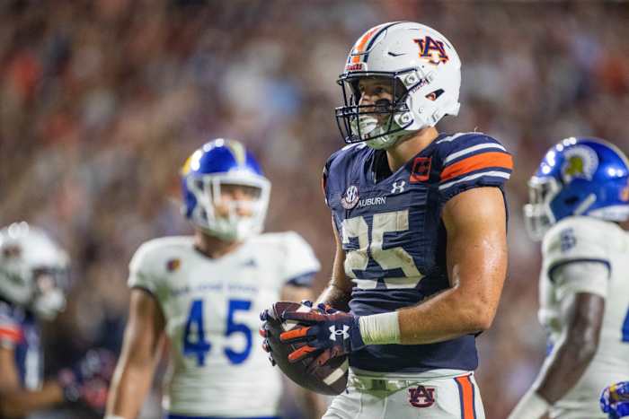 Auburn Tigers tight end John Samuel Shenker (25) caps a big play by striking a pose during the San Jose State vs Auburn game on Saturday, Sept. 10, 2022.