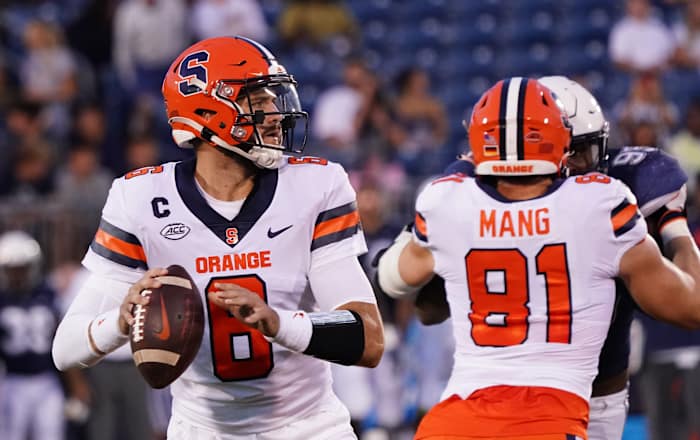 Syracuse quarterback Garrett Shrader