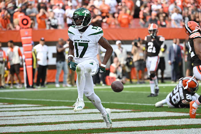 New York Jets WR Garrett Wilson catches touchdown pass