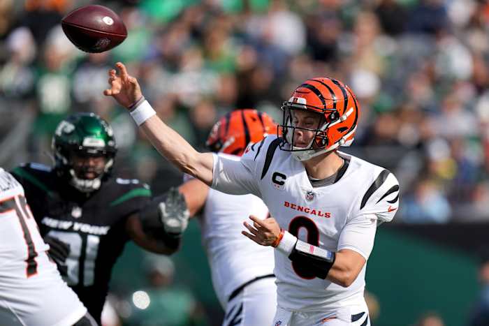 Cincinnati Bengals quarterback Joe Burrow (9) throws in the first quarter during a Week 8 NFL football game, Sunday, Oct. 31, 2021, at MetLife Stadium in East Rutherford, N.J. Cincinnati Bengals At New York Jets Oct 31