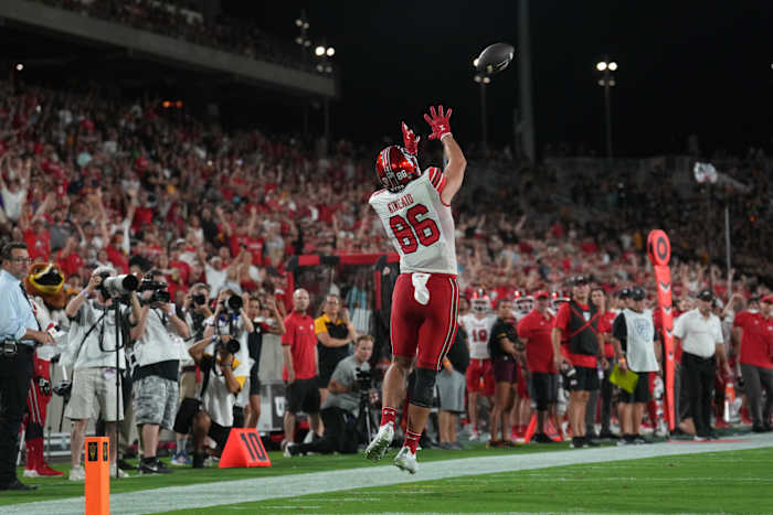 Utah Utes tight end Dalton Kincaid (86) catches a touchdown pass against the Arizona State Sun Devils during the first half at Sun Devil Stadium.
