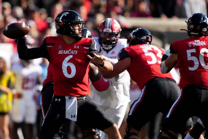 Cincinnati Bearcats quarterback Ben Bryant (6) throws in the second quarter of a college football game against the Indiana Hoosiers, Saturday, Sept. 24, 2022, at Nippert Stadium in Cincinnati. Ncaaf Indiana Hoosiers At Cincinnati Bearcats Sept 24 0252