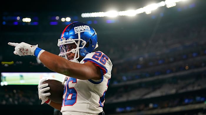 Giants running back Saquon Barkley (26) points to a teammate before the Giants take on the Cowboys.