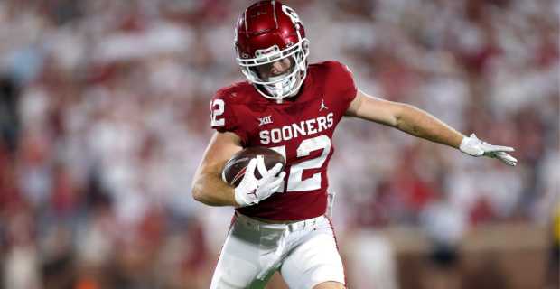 Oklahoma Sooners wide receiver Drake Stoops catches a pass during a college football game.