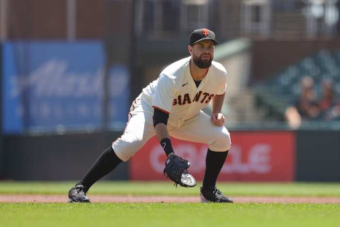 SF Giants first baseman Brandon Belt gets into the ready position. (2022)