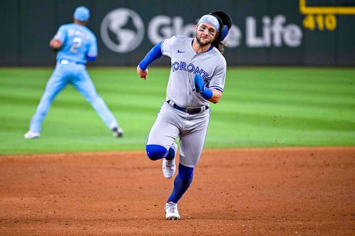 Bo Bichette sprints toward third base