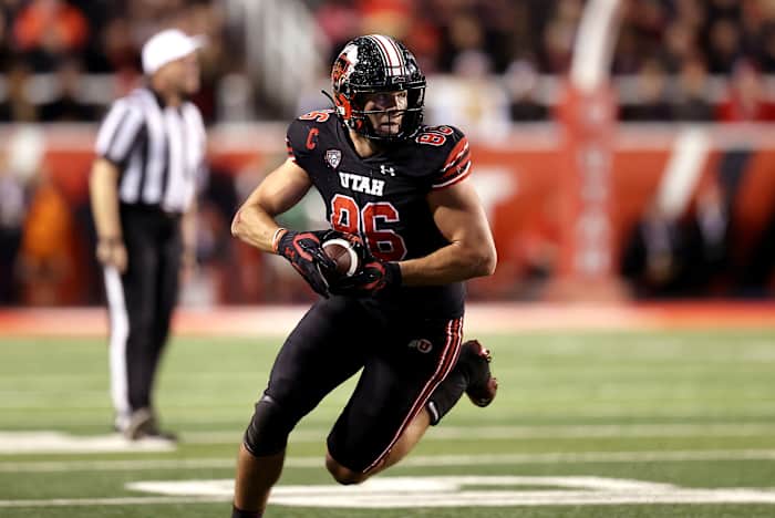 Utah Utes tight end Dalton Kincaid (86) runs after a catch against the USC Trojans in the second half at Rice-Eccles Stadium.