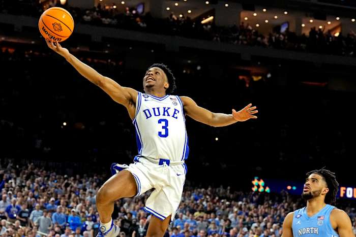 #3 Jeremy Roach scores a layup vs North Carolina in the 2022 Final Four