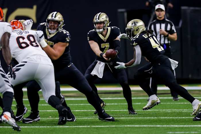 New Orleans Saints Taysom Hill (7) holds the ball off to running back Alvin Kamara (41) against the Cincinnati Bengals. Mandatory Credit: Stephen Lew-USA TODAY Sports
