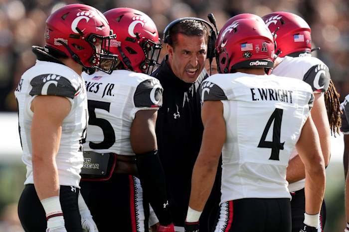 Cincinnati Bearcats head coach Luke Fickell fires up the kick-off team in the first quarter during a college football game against the UCF Knights, Saturday, Oct. 29, 2022, at FBC Mortgage Stadium in Orlando, Fla. The UCF Knights lead at halftime, 10-6. Ncaaf Cincinnati Bearcats At Ucf Knights Oct 29 441
