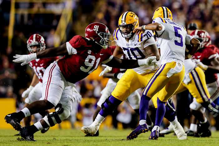 Alabama Crimson Tide defensive lineman Jaheim Oatis (91) misses the tackle of LSU Tigers quarterback Jayden Daniels (5) during the second half at Tiger Stadium.