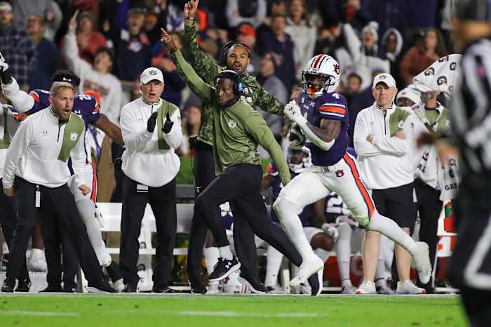 Tank Bigsby running along side Carnell Williams.