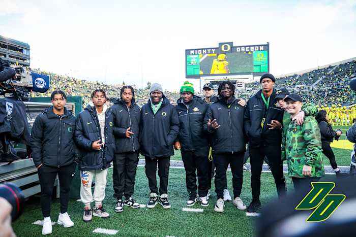 Eljiah Rushing (far right) poses for a photo with David Hicks, A'mauri Washington, My'Keil Gardner and other recruits.