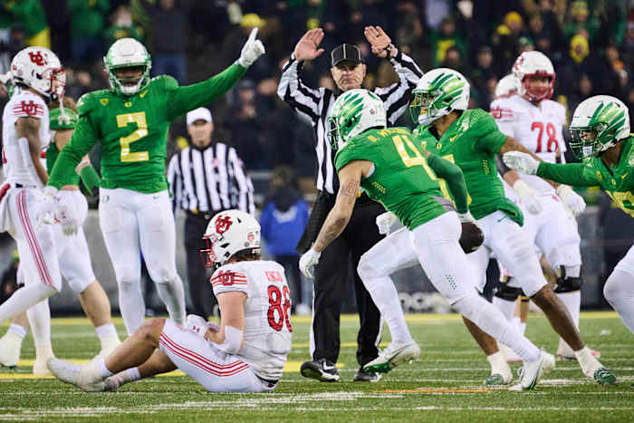Oregon Ducks defensive back Bennett Williams (4) celebrates after intercepting a pass against Utah Utes tight end Dalton Kincaid (86) during the second half against the Utah Utes at Autzen Stadium.