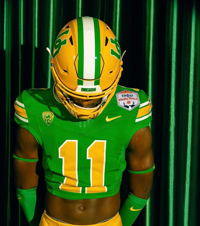 2025 Covina (Calif.) Charter Oak EDGE Lavar Arrington on a visit to the University of Oregon.