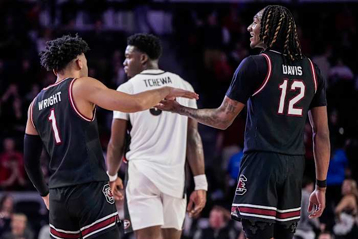 Jacobi Wright high-fiving Zachary Davis in the closing moments of the Gamecocks' matchup vs. Georgia (5th Feb., 2024)