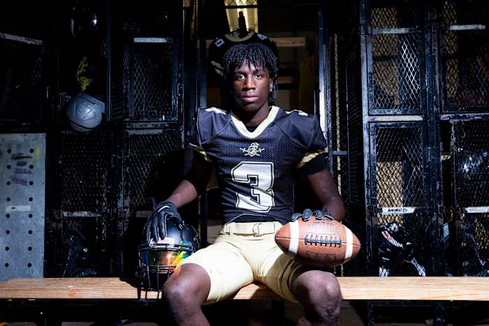 2025 WR Radarious Jackson during a photoshoot at Sheffield High School. (Photo by Chris Day of The Commercial Appeal)