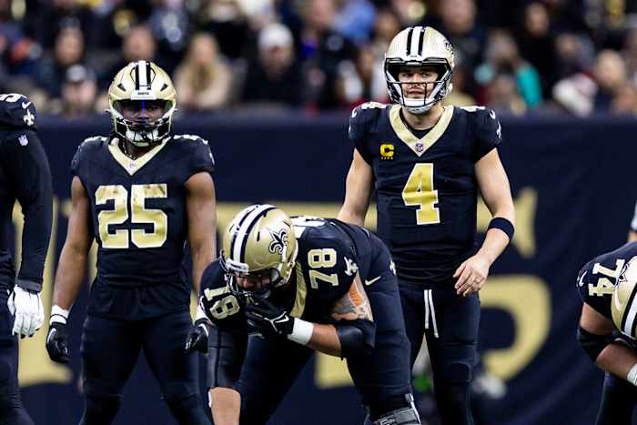 New Orleans Saints quarterback Derek Carr (4) looks over the Atlanta Falcons defense.