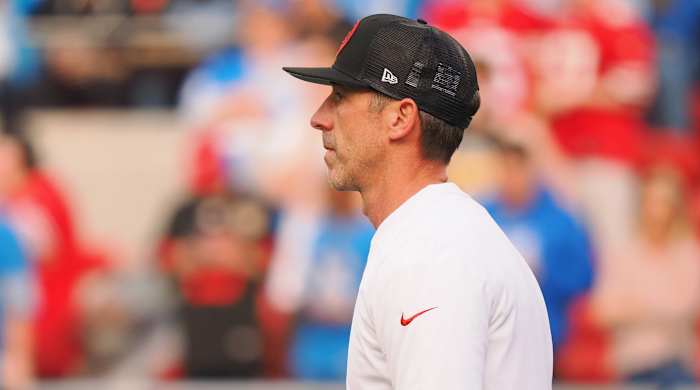 Kyle Shanahan Stands looking ahead