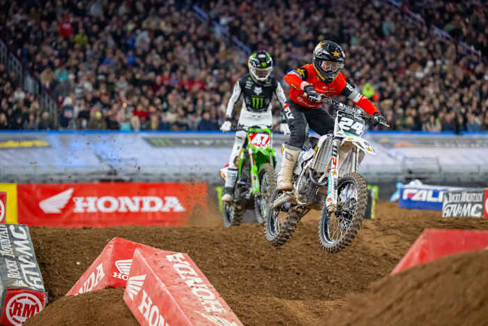 RJ Hampshire leads Levi Kitchen in the 250 class Saturday at Glendale, Arizona.