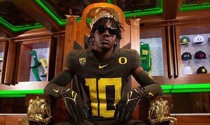 2025 Pittsburg safety Jadyn Hudson poses during a visit to the University of Oregon.
