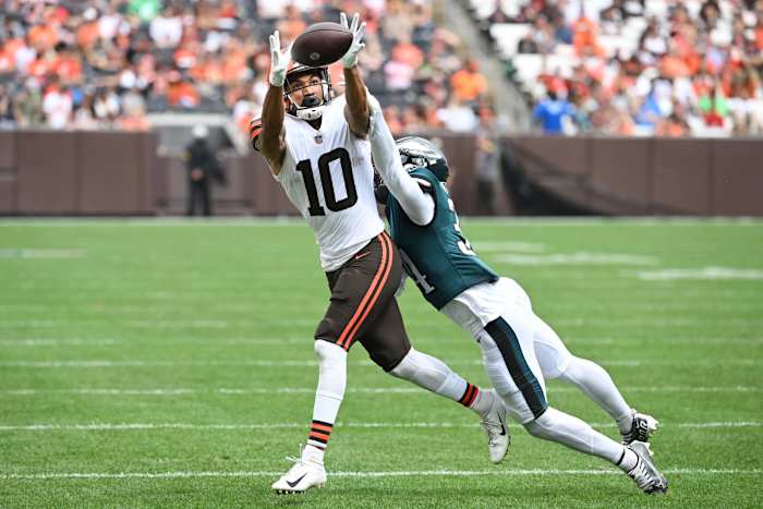 Aug 21, 2022; Cleveland, Ohio, USA; Cleveland Browns wide receiver Anthony Schwartz (10) makes a catch as Philadelphia Eagles cornerback Kary Vincent Jr. (34) defends during the first half at FirstEnergy Stadium. Mandatory Credit: Ken Blaze-USA TODAY Sports